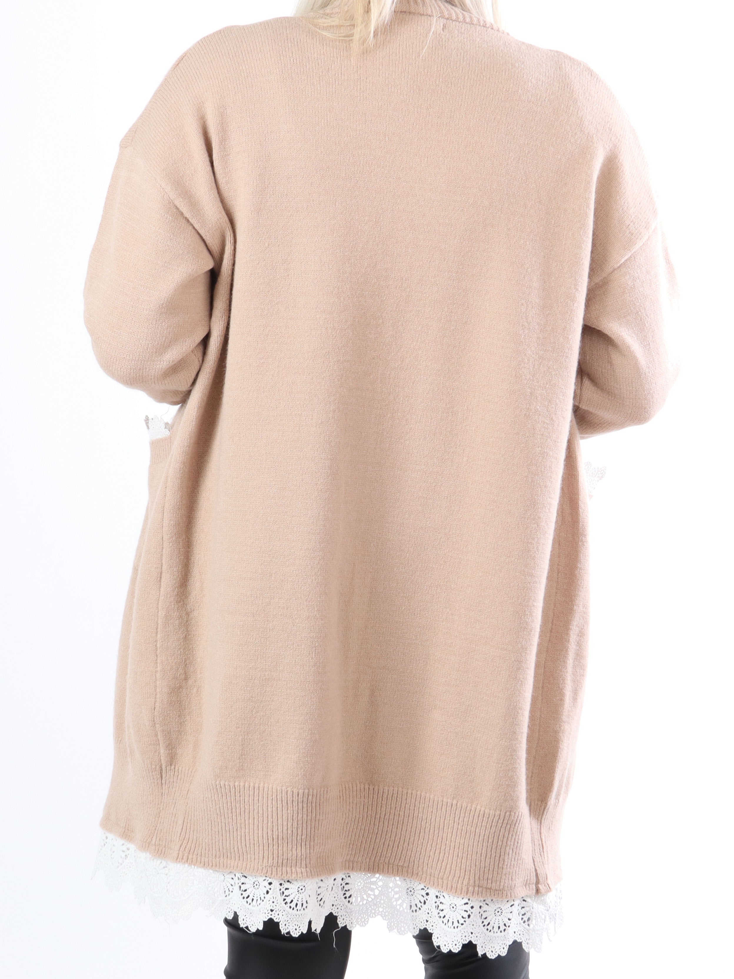 Rosie - Feminin plus size stickad kofta med vit spets